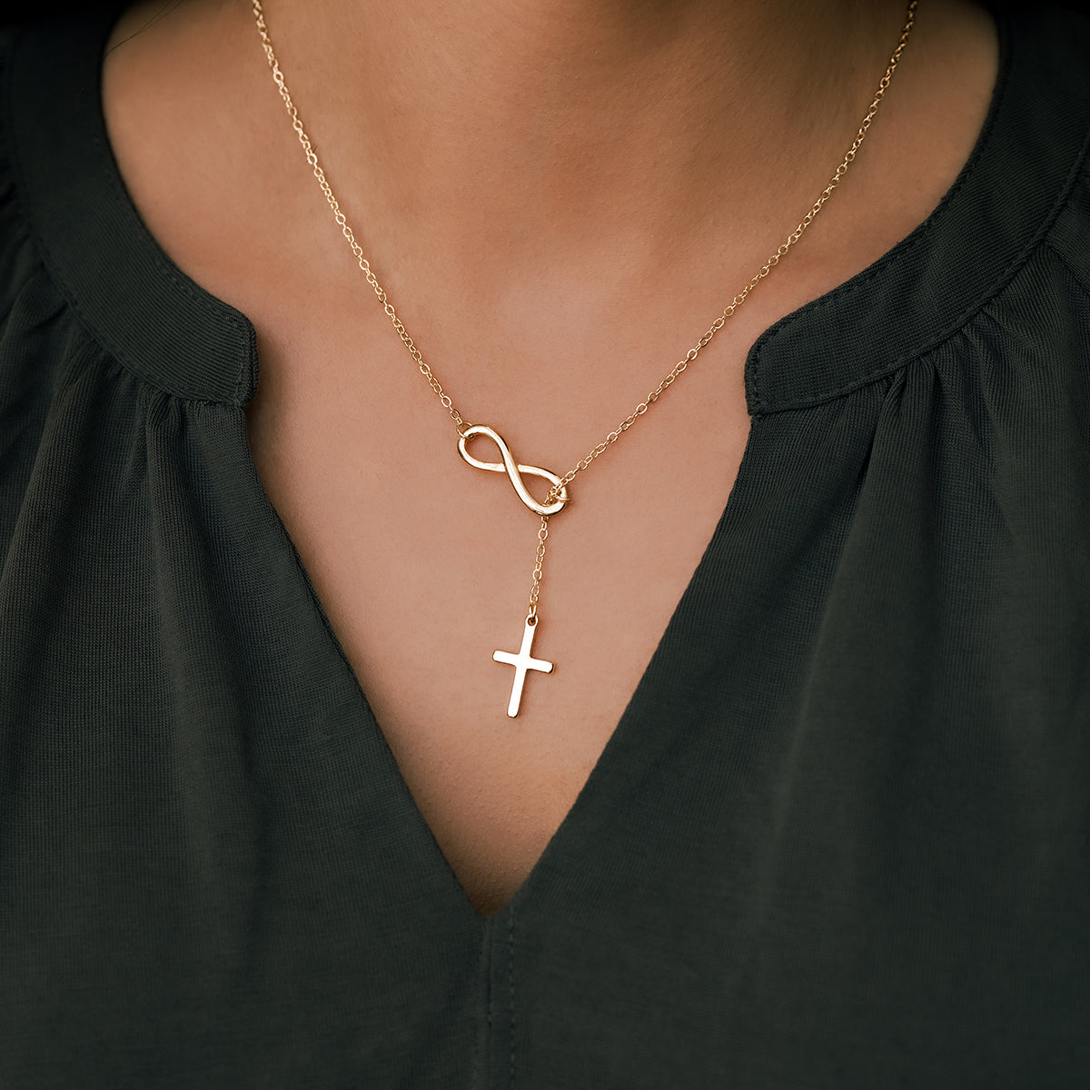 Yuna – Collier avec pendentif en croix infinie