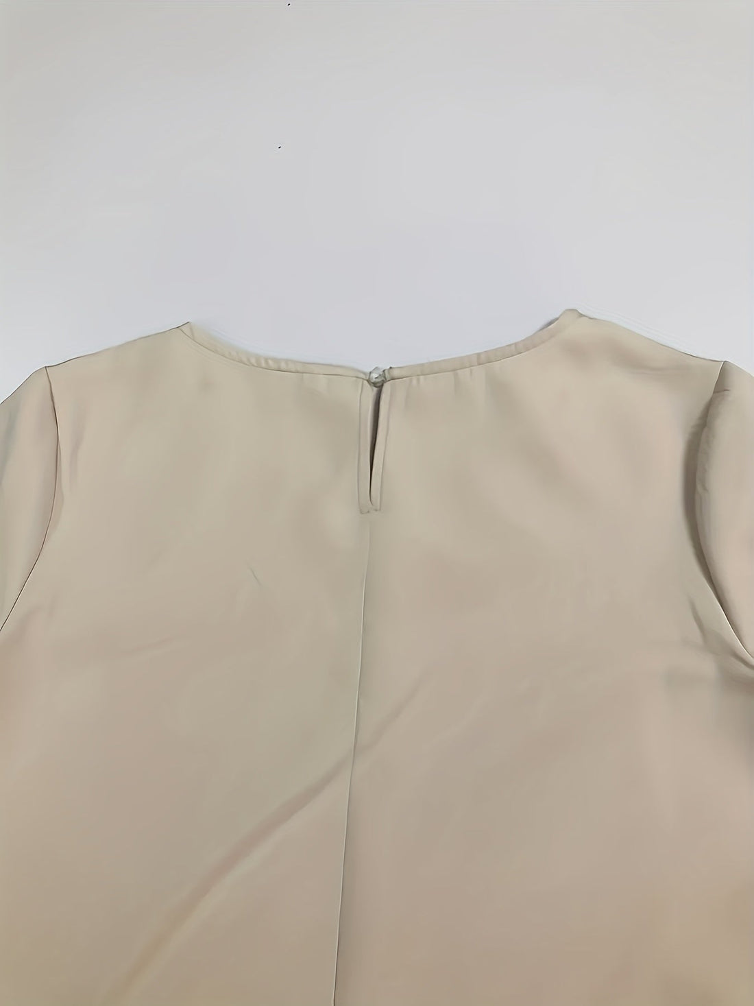 Laure – Robe Fluide à Coupe Droite et Style Intemporel
