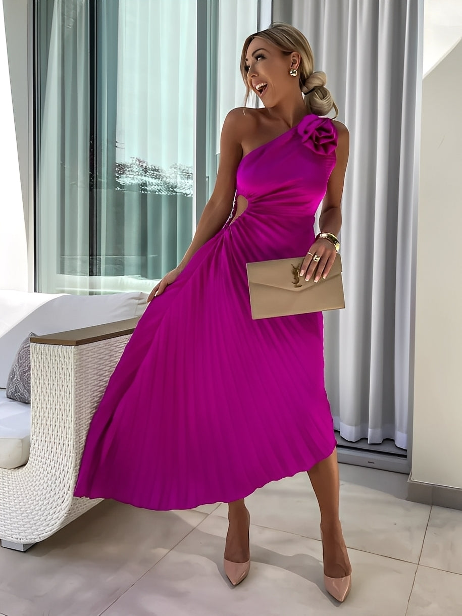 Rachael - Robe chic plissée avec détail floral à l'épaule pour dames