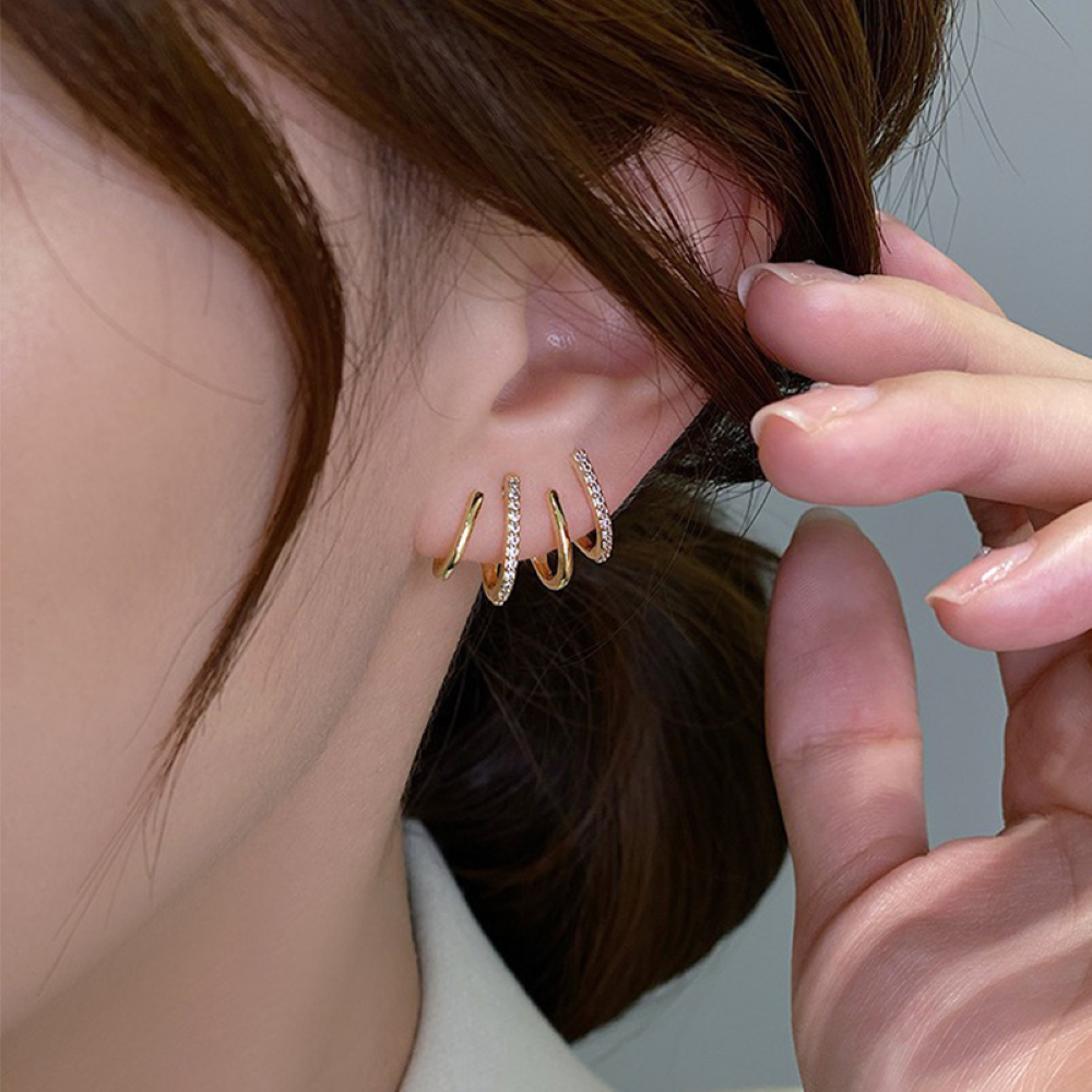 Boucles d'oreilles Huggie en zircon à quatre pointes