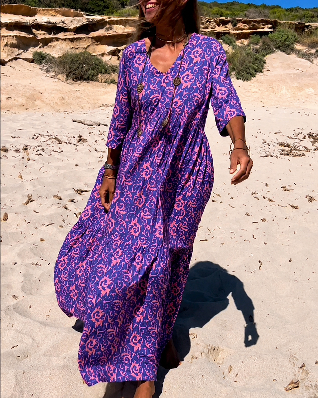 Lucienne - Robe à Col V à la Mode