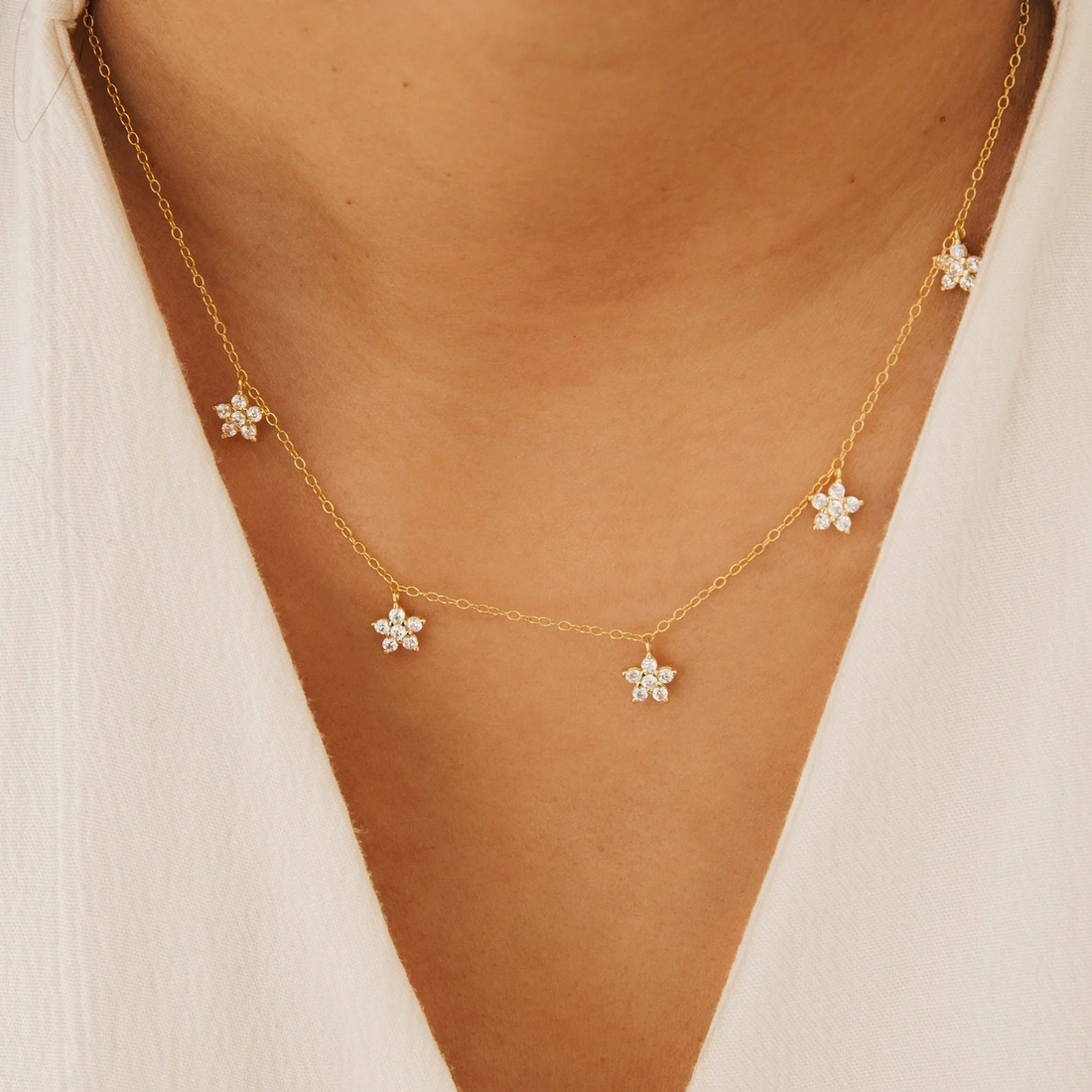 Collier délicat en fleurs