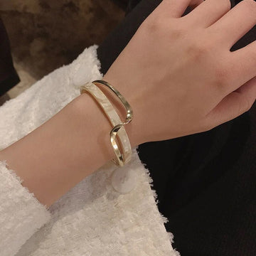 Bracelet ondulé avec incrustations décoratives