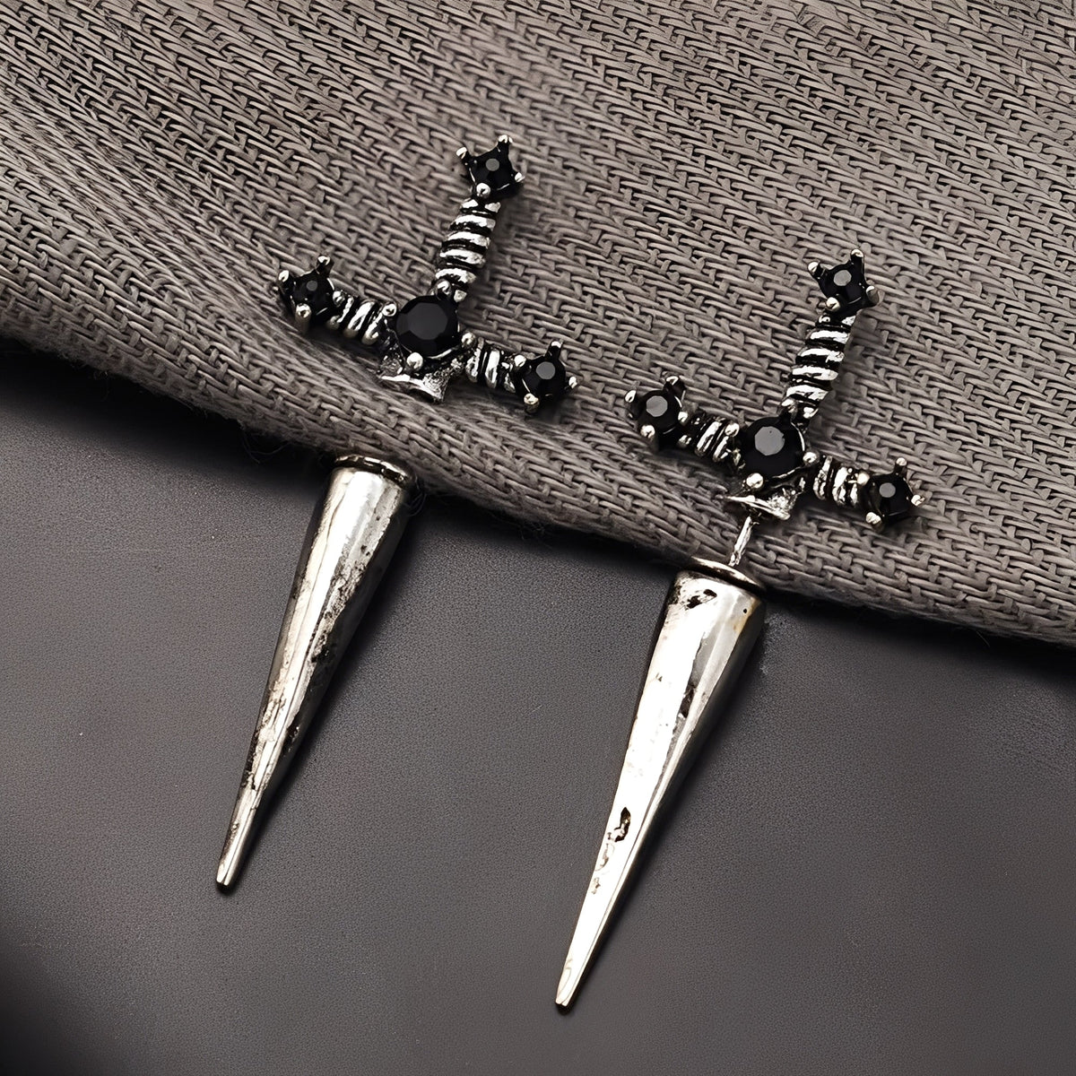 Lionore – Boucles d'oreilles gothiques en forme d'épée
