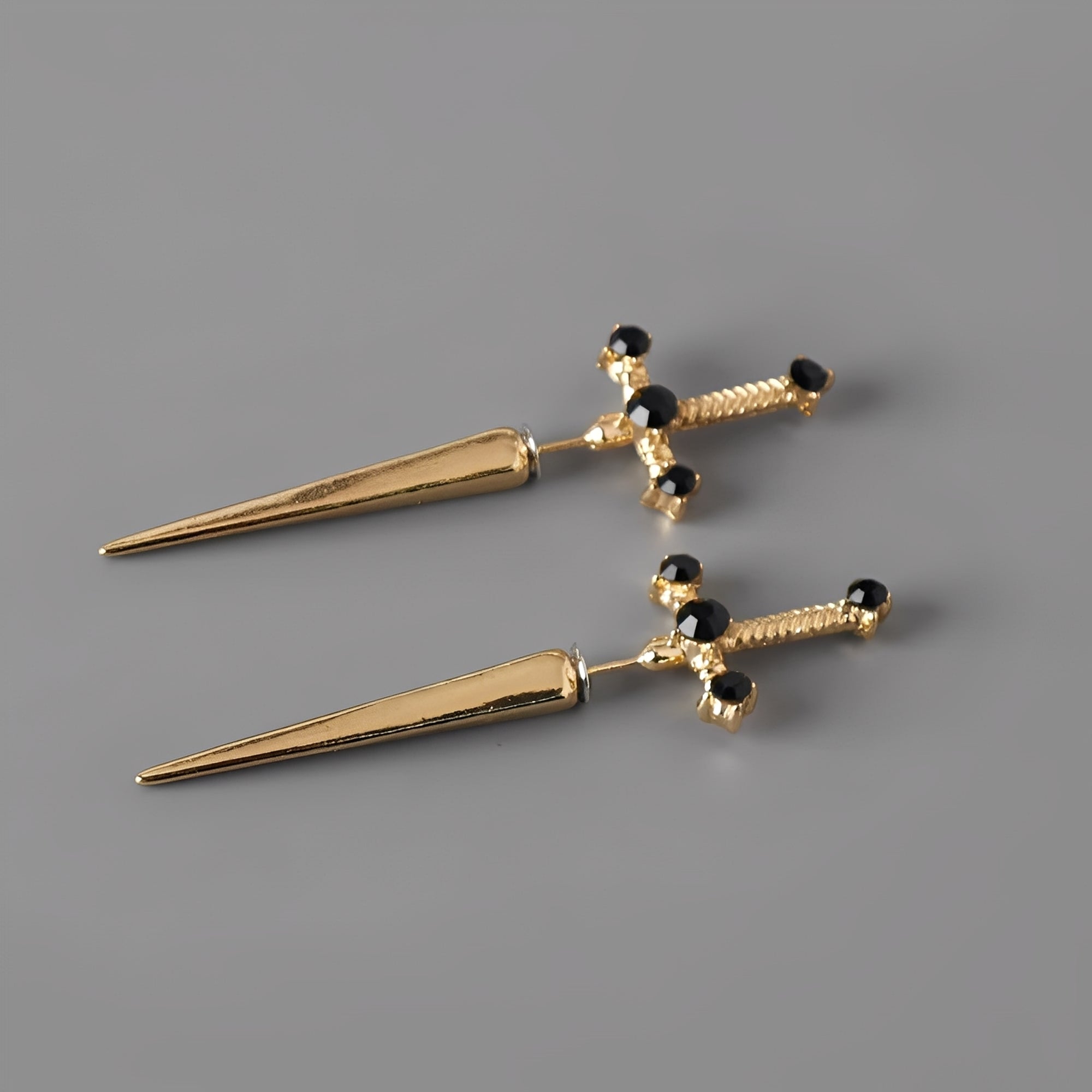 Lionore – Boucles d'oreilles gothiques en forme d'épée