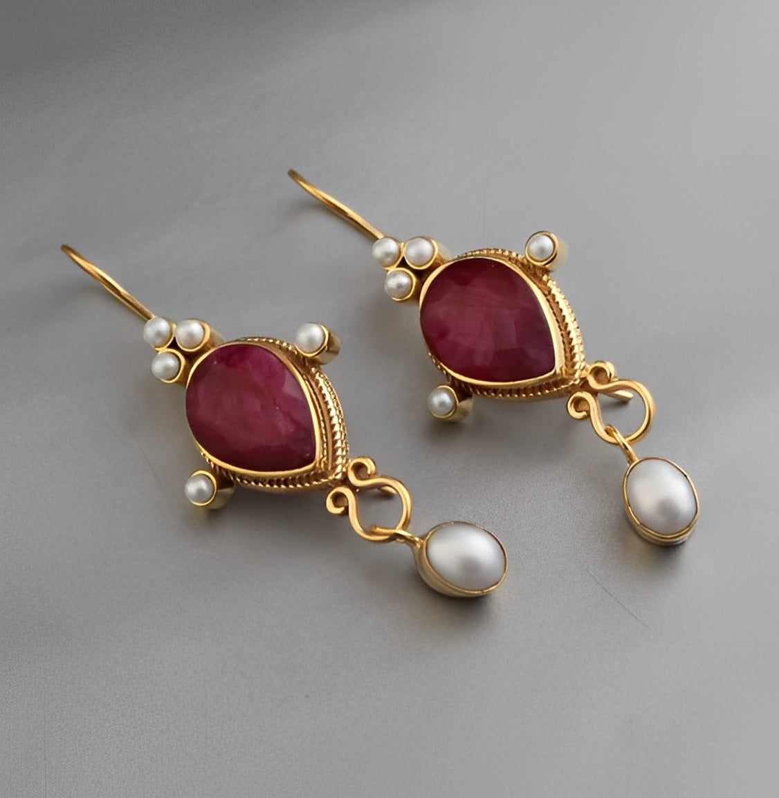 Soline – boucles raffinées avec perle et rubis