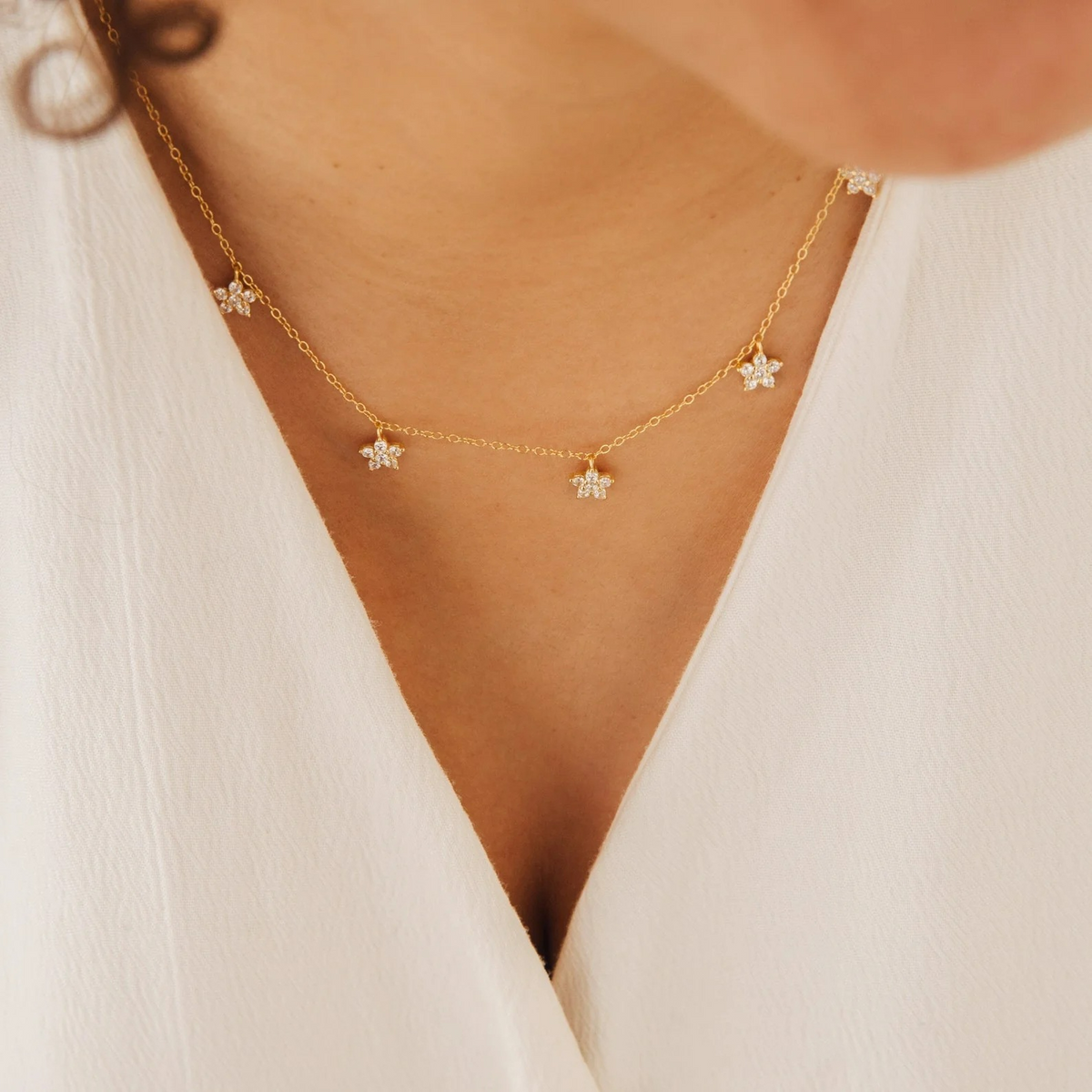 Collier délicat en fleurs de diamant