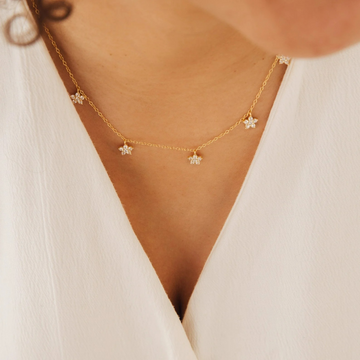 Collier délicat en fleurs