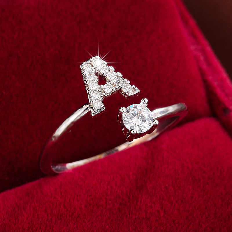 Nova – Bague ouverte moderne avec initiale et zircon