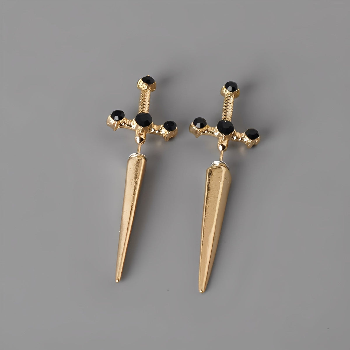 Lionore – Boucles d'oreilles gothiques en forme d'épée