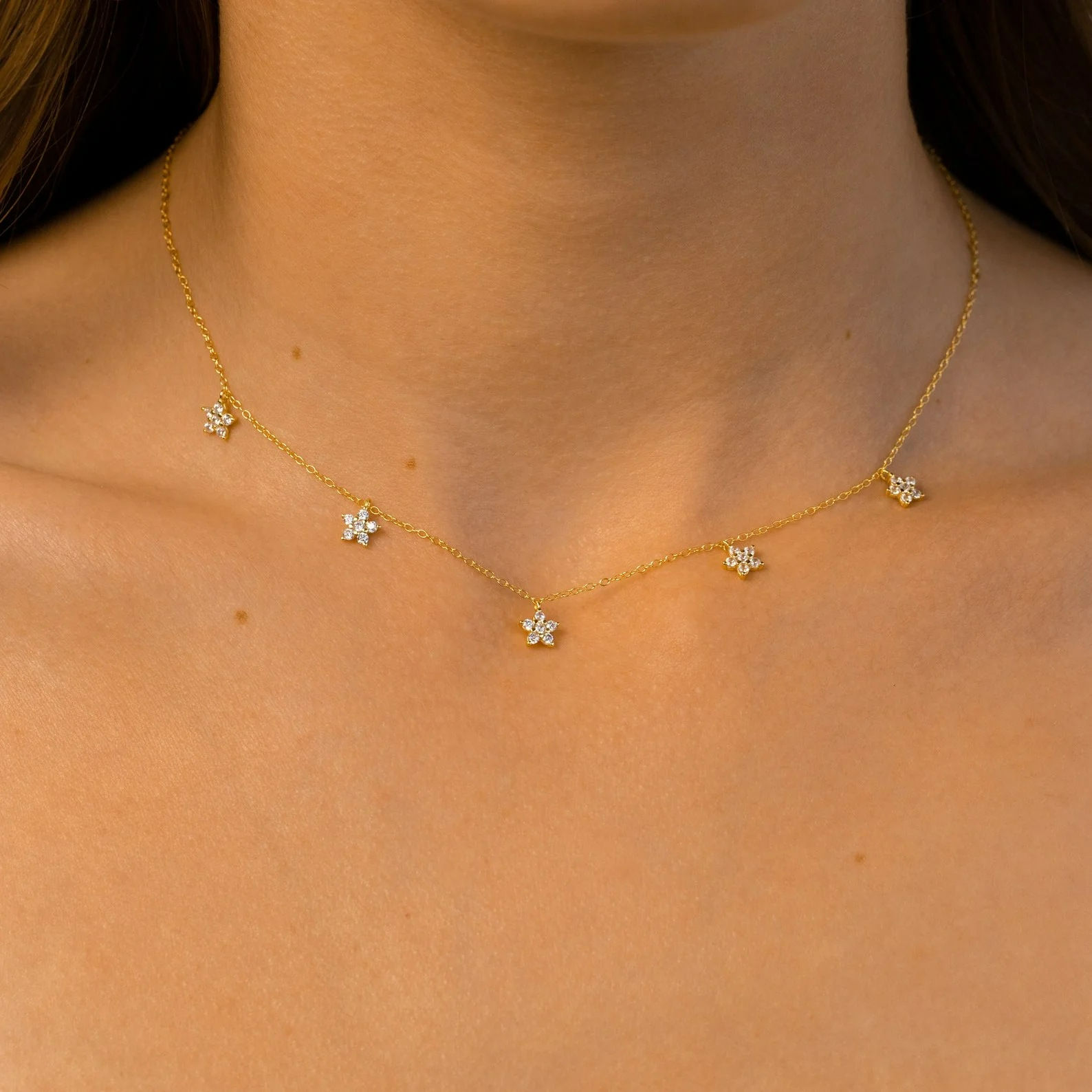 Collier délicat en fleurs de diamant