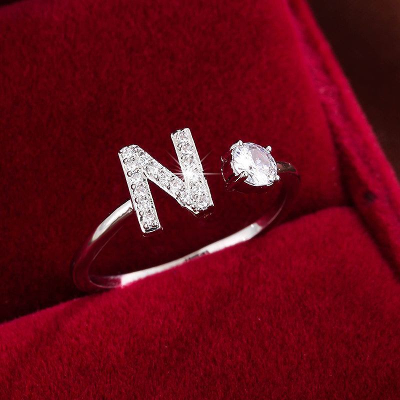 Nova – Bague ouverte moderne avec initiale et zircon