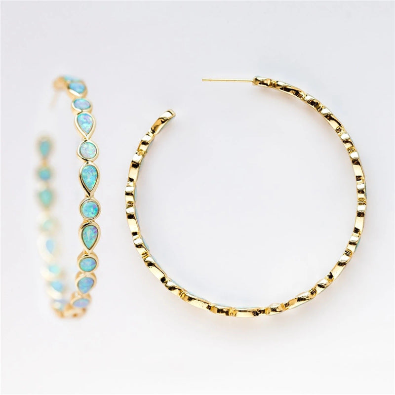 Élégance lumineuse - Boucles d'oreilles en opale bleue et or