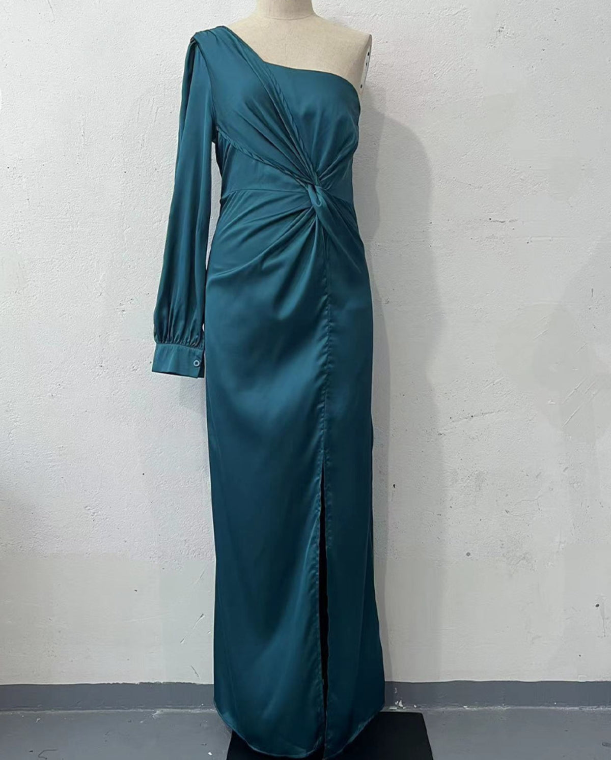 Helena - Robe élégante à une épaule avec fente pour femmes