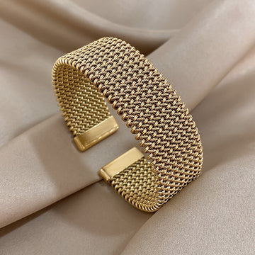Raya – Bracelet en acier titane avec câble gravé
