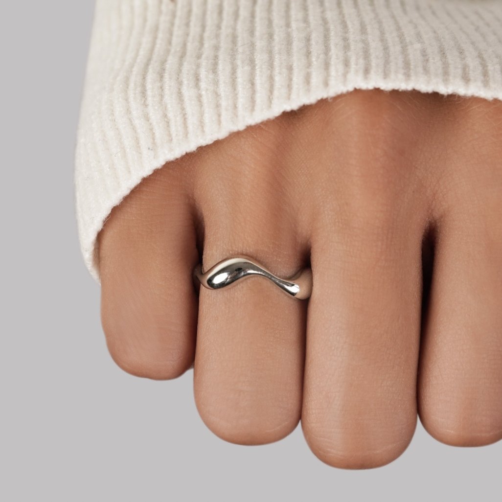 Ondine – Bague Ondulée Minimaliste