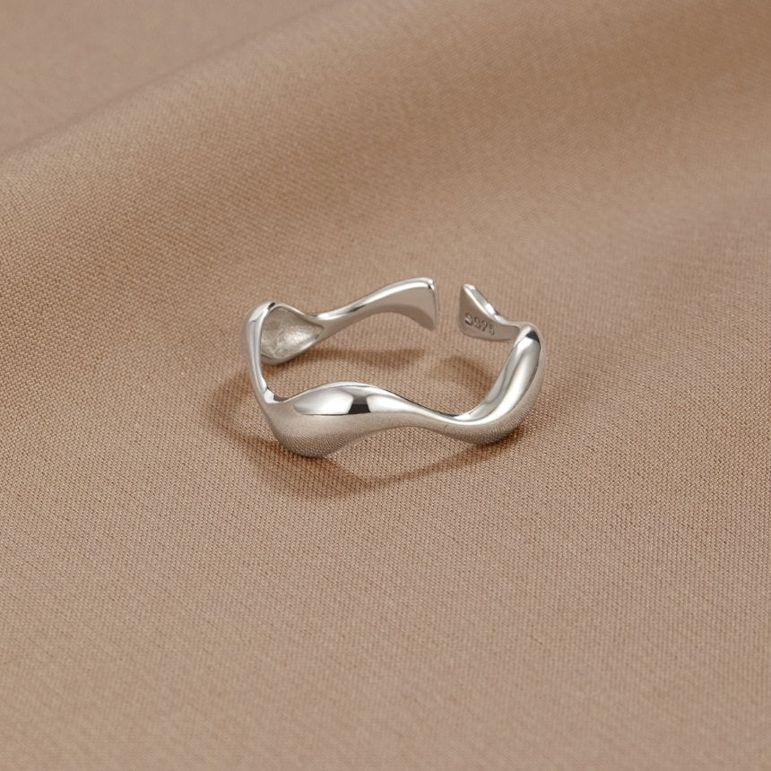 Ondine – Bague Ondulée Minimaliste