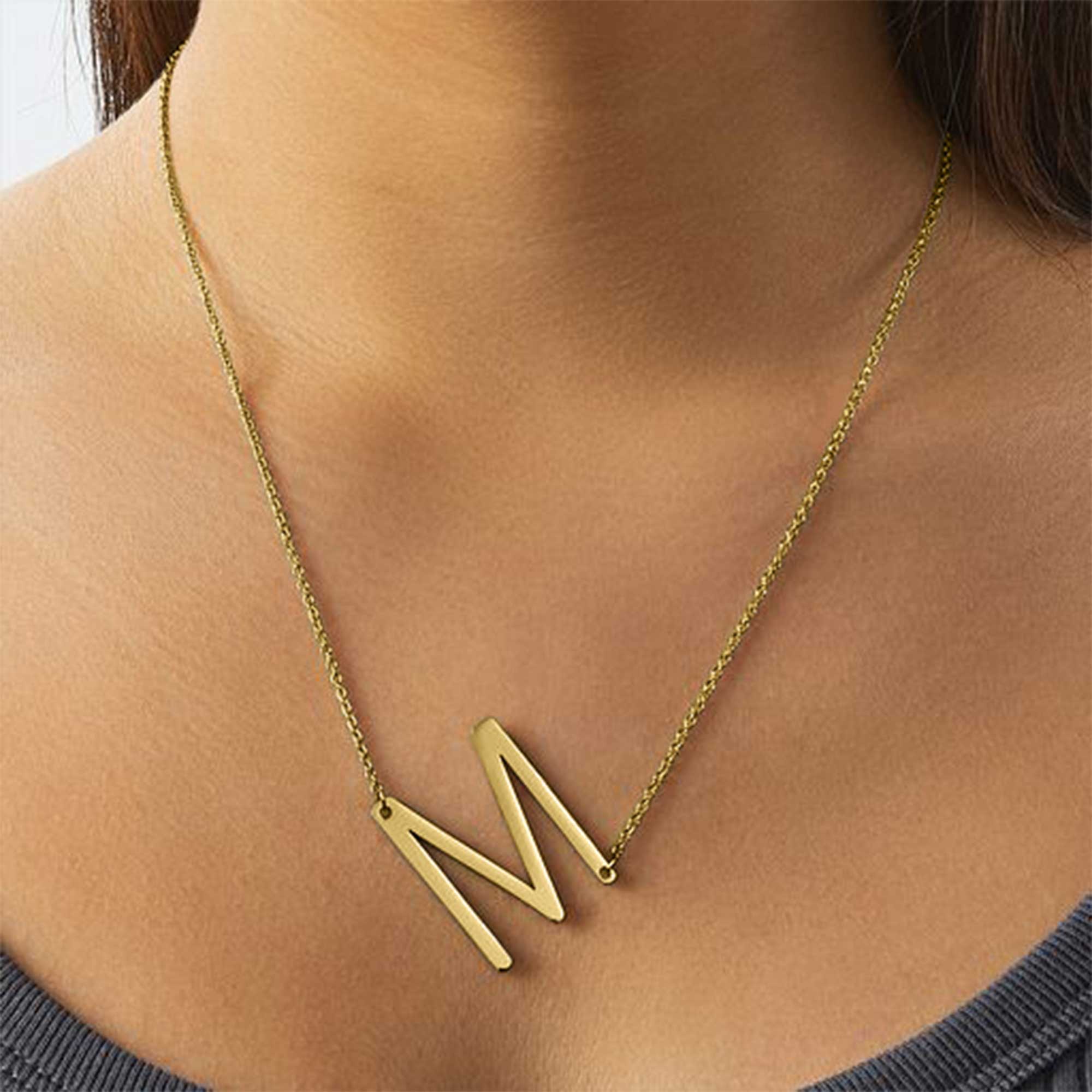 Inez – Collier avec initiale déclarative