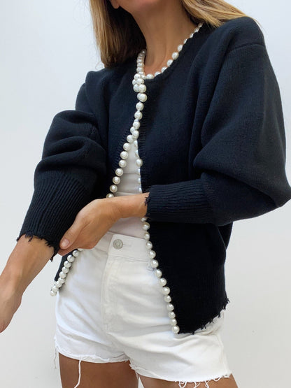 Vivien – Strickjacke avec ornement en perles et bord frangé