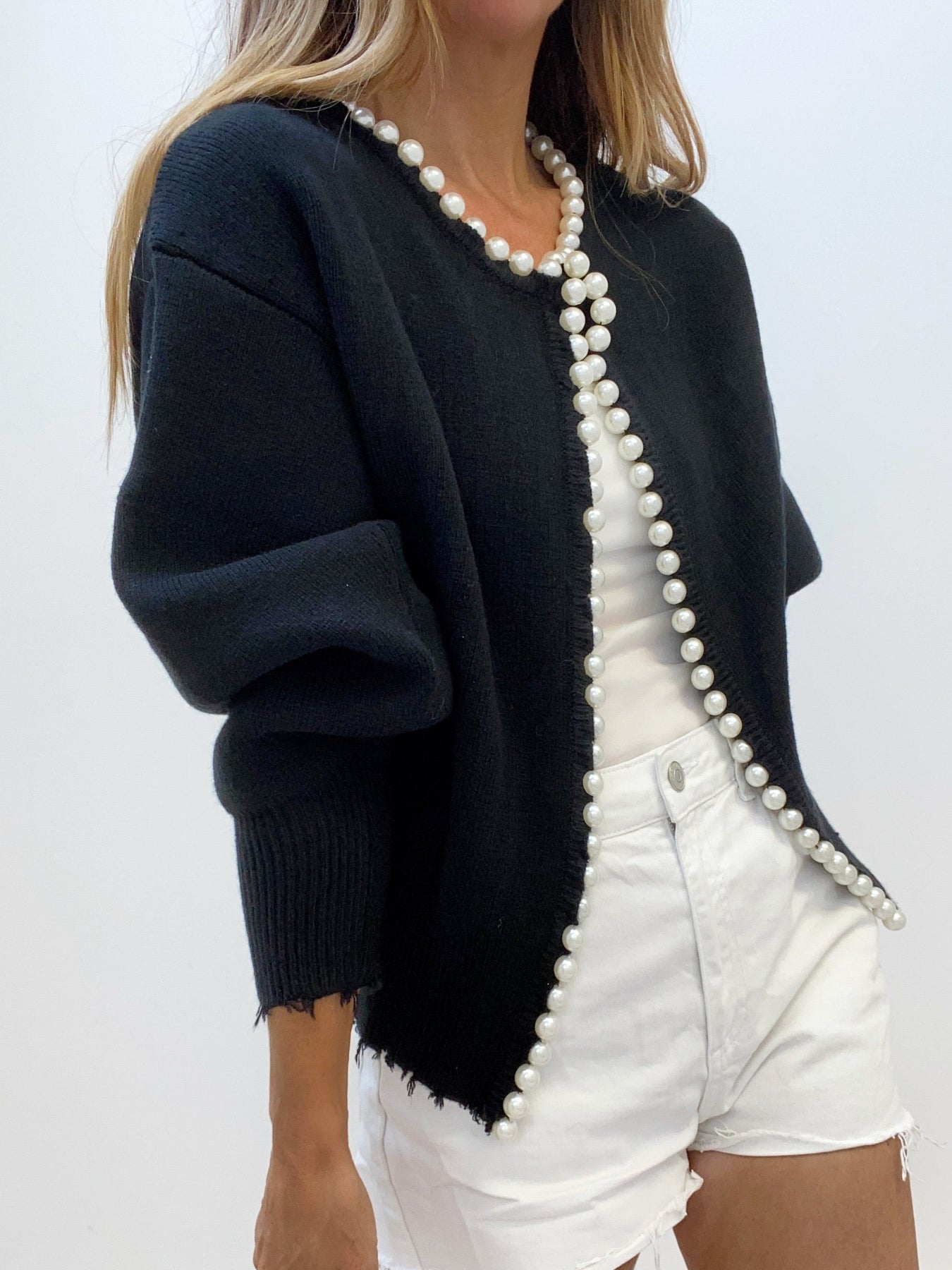 Vivien – Strickjacke avec ornement en perles et bord frangé