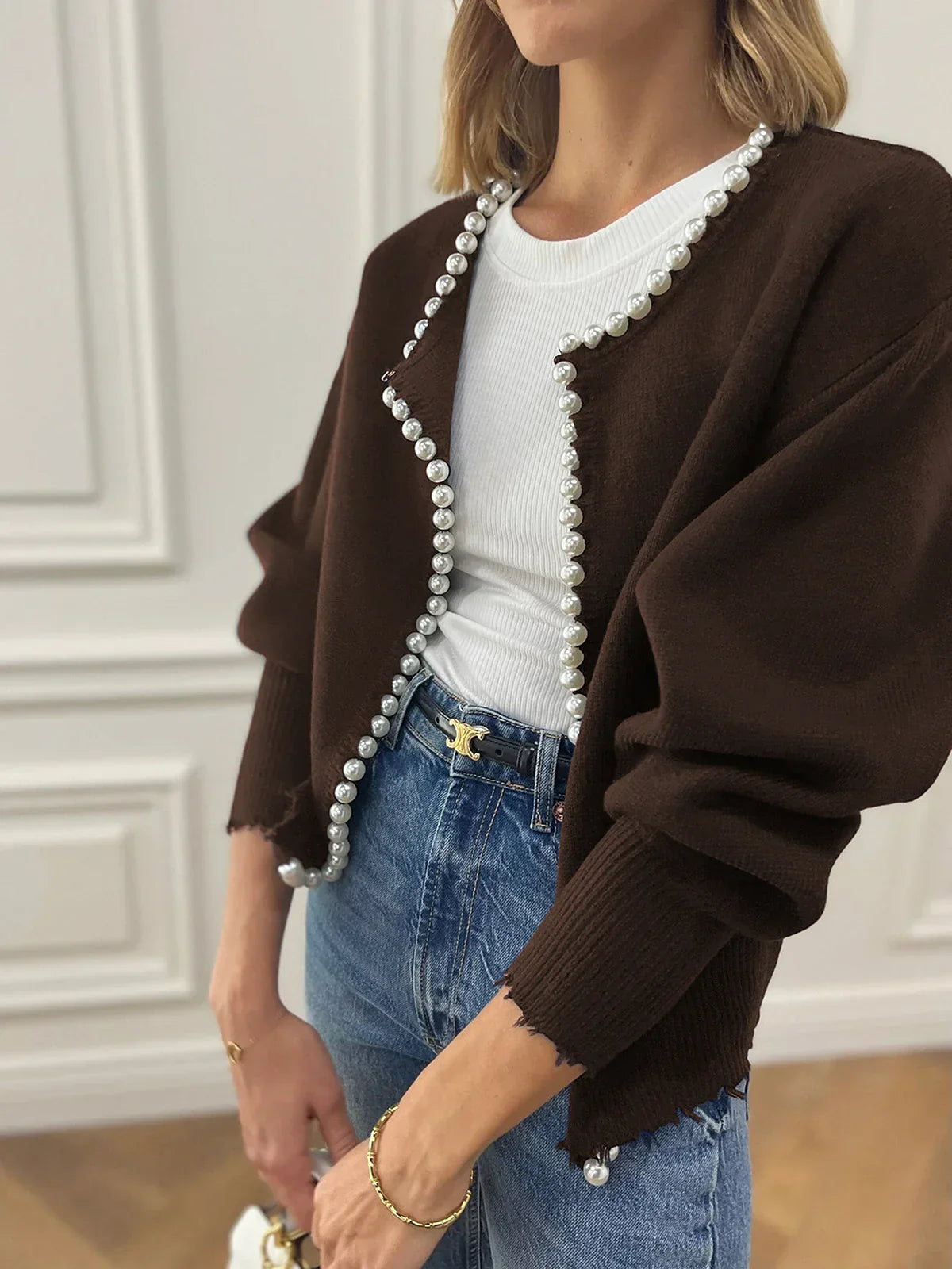 Vivien – Strickjacke avec ornement en perles et bord frangé