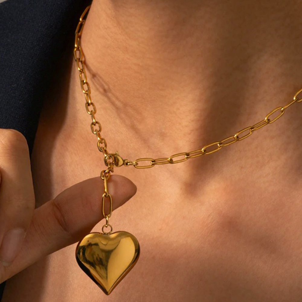 Babette – Collier en clip de papier doré avec cœurs dorés