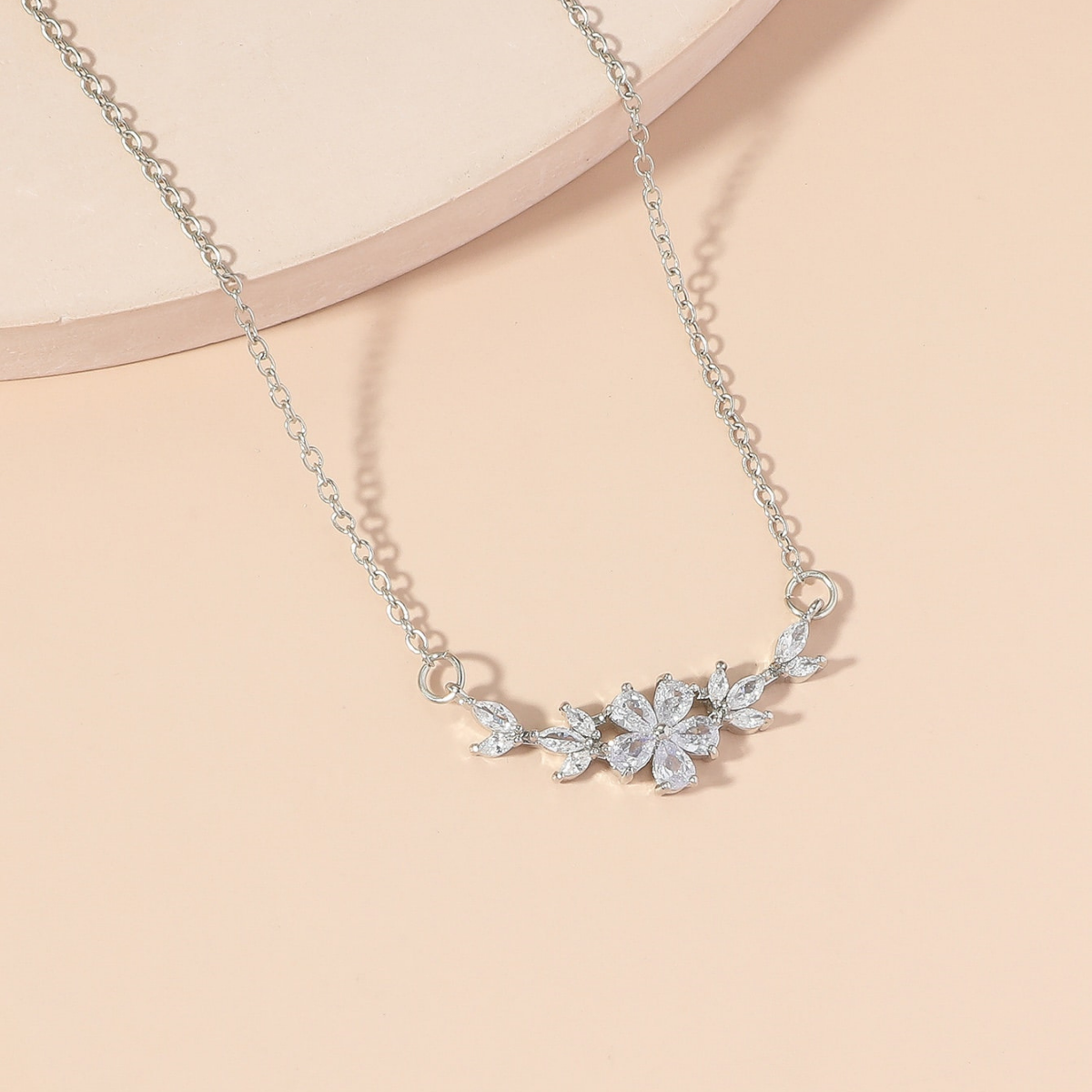 Collier avec charme de fleur - Collier de pétales en zircon