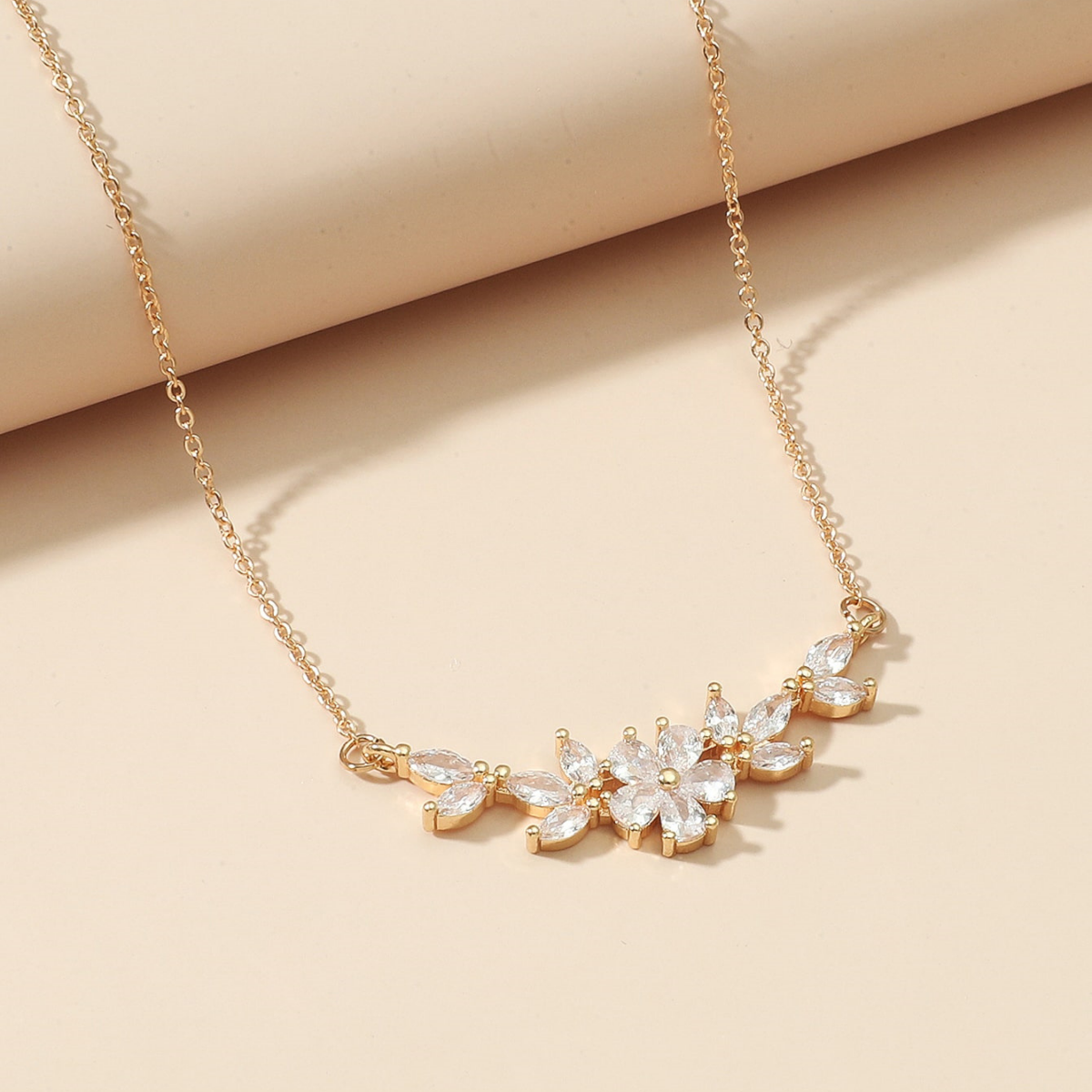 Collier avec charme de fleur - Collier de pétales en zircon