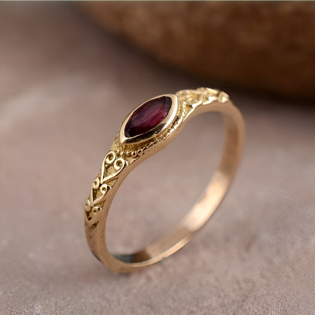 Olga – Bague en or avec pierre rétro rouge