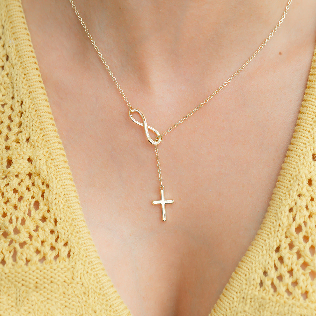 Yuna – Collier avec pendentif en croix infinie