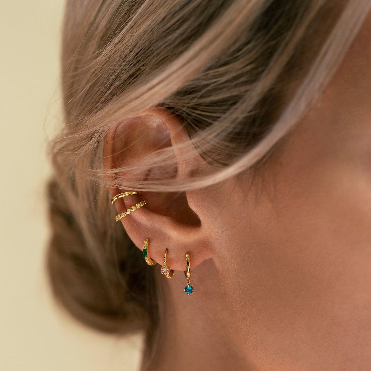 Boucles d'oreilles Huggie en baguette de pierre précieuse (émeraude)