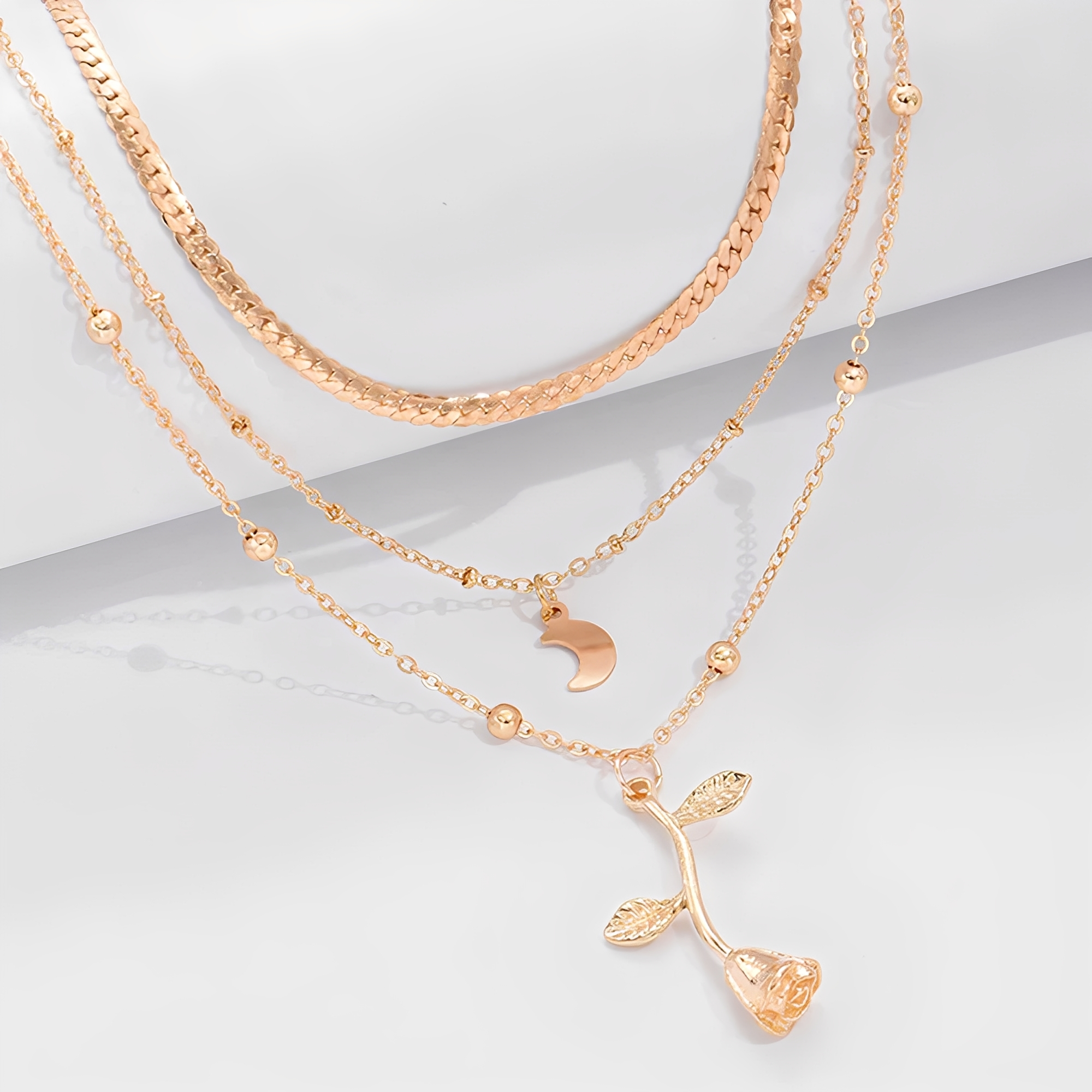 Sylvia – Collier avec pendentif rose et lune en or