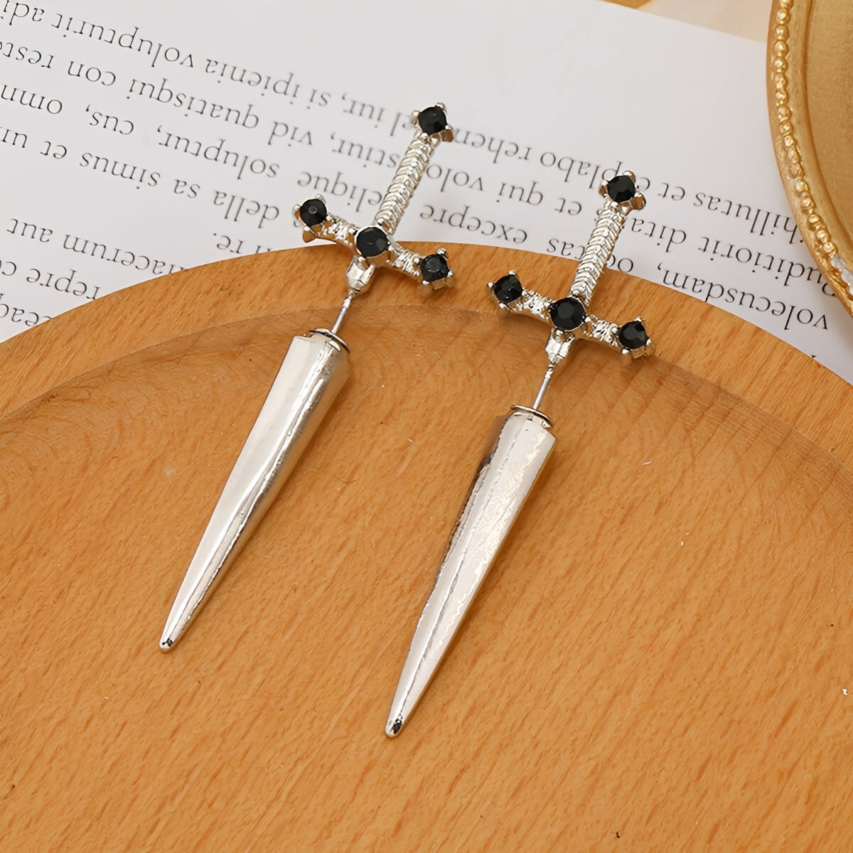 Lionore – Boucles d'oreilles gothiques en forme d'épée