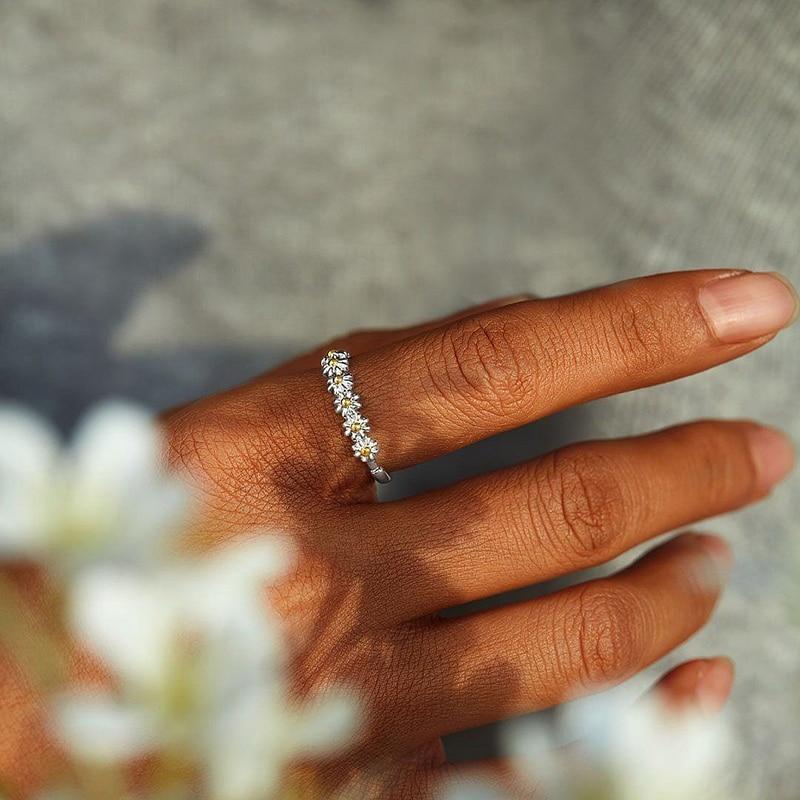 Flavia – Bague ajustable marguerite en argent émaillé