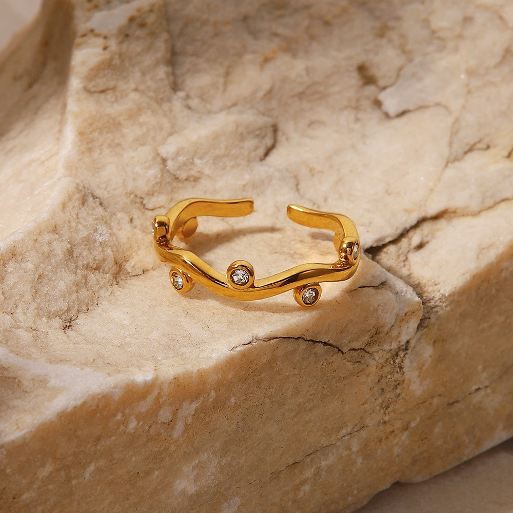 Willow – Bague feuille dorée avec zircon ajustable
