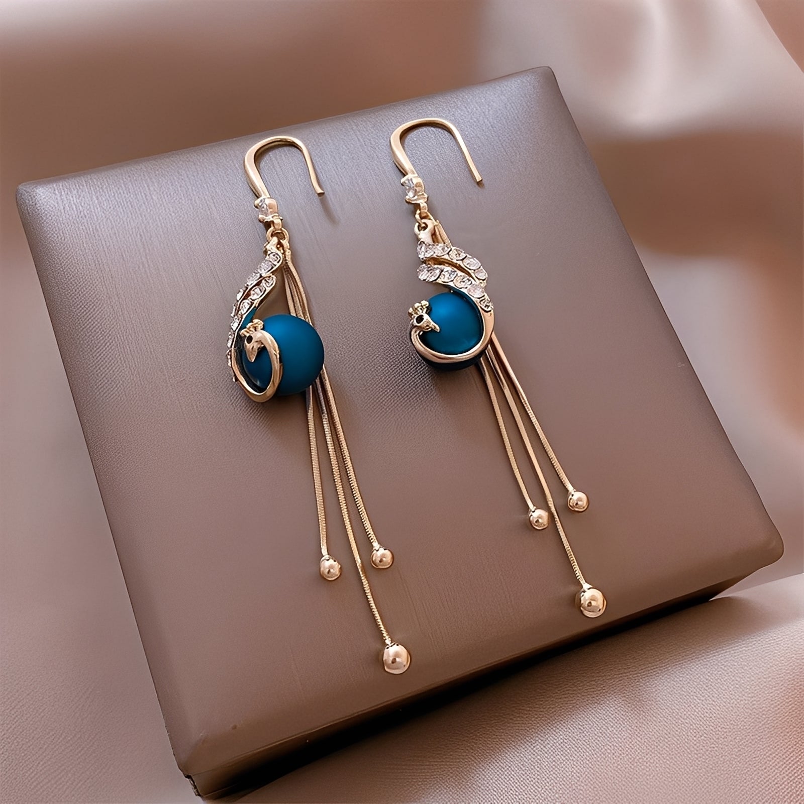Sheynn – Boucles d'oreilles festives avec perles bleues