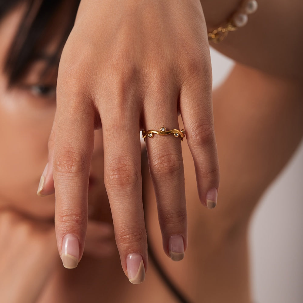 Willow – Bague feuille dorée avec zircon ajustable