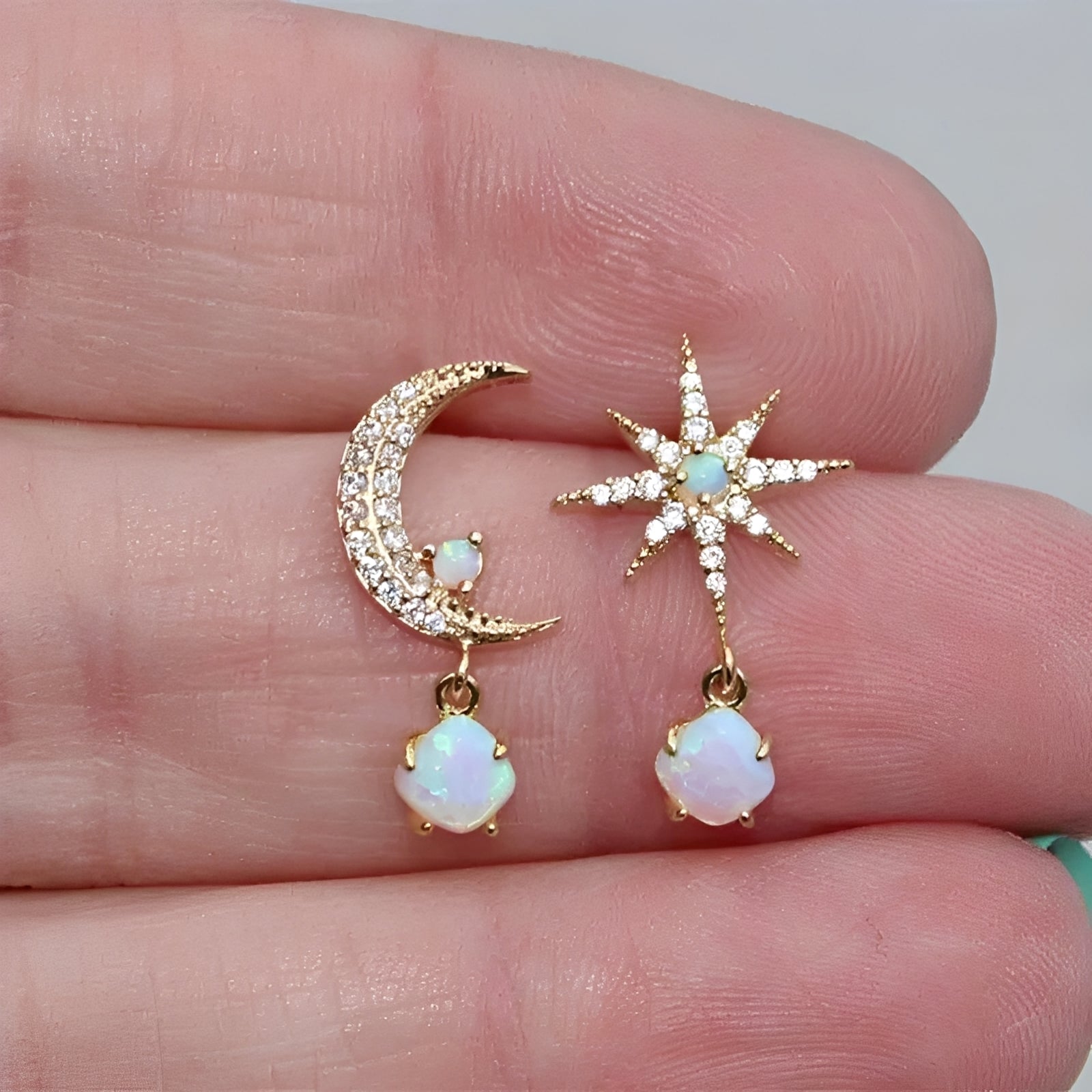 Astra – Boucles d'oreilles Dorées de Lune et Étoile en Opale