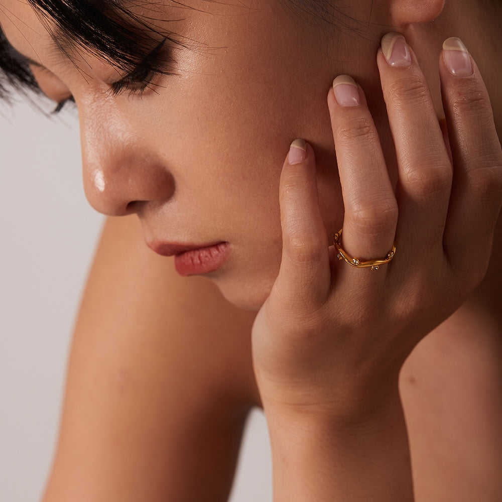 Willow – Bague feuille dorée avec zircon ajustable