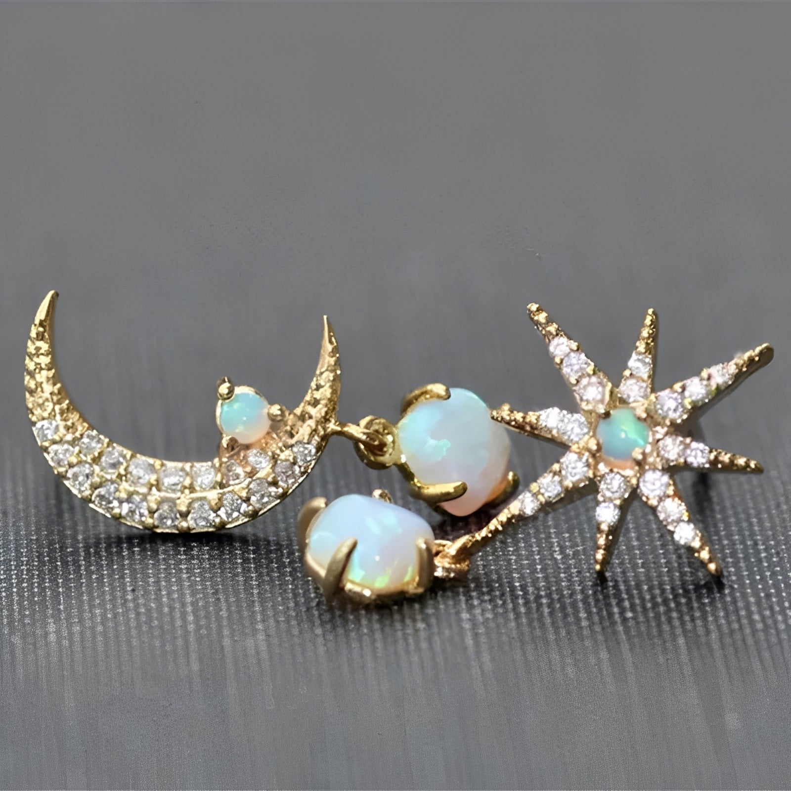 Astra – Boucles d'oreilles Dorées de Lune et Étoile en Opale