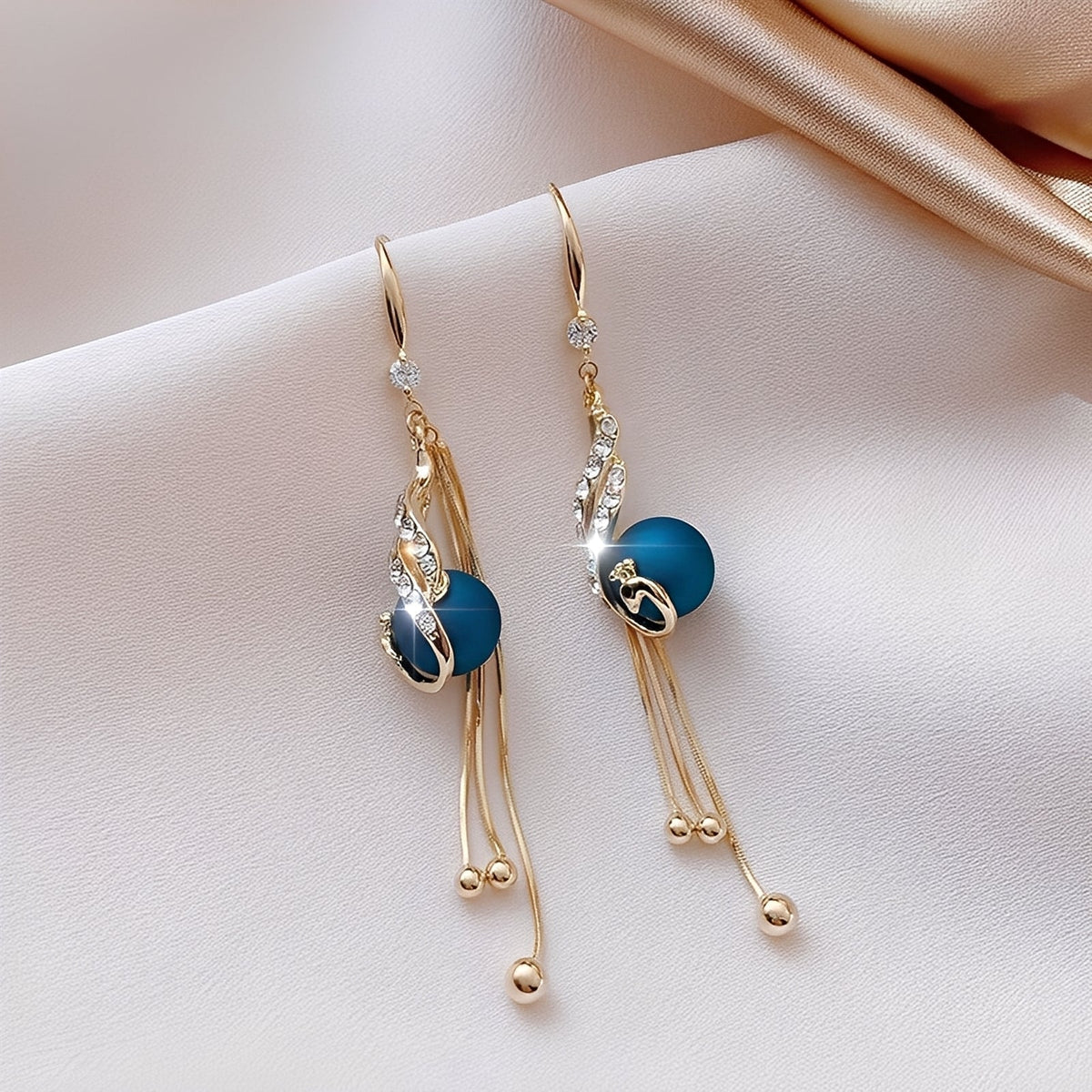 Sheynn – Boucles d'oreilles festives avec perles bleues
