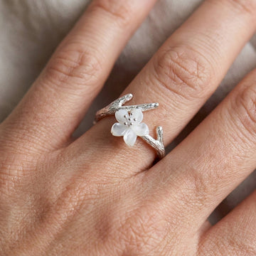 Lilou – Bague vintage ajustable avec fleur blanche