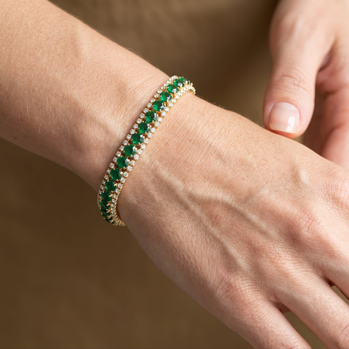 Maud – Bracelet élégant doré avec accents verts