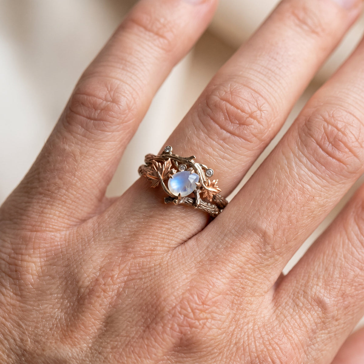 Ysia – Bague de pierre de lune en style naturel