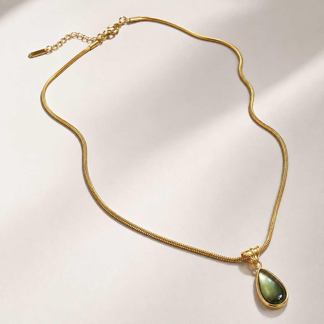 Collier en goutte en vert sirène avec or