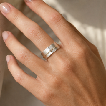 Lilia – Bague en argent avec ligne dorée et zirconites