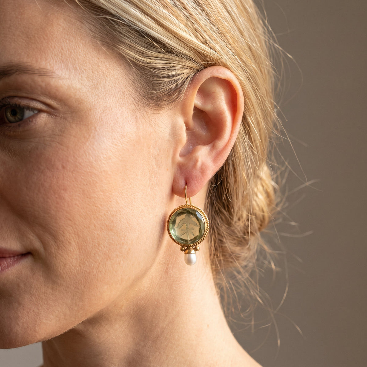 Nolwenn – Boucles d'oreilles vintage en perles et émeraude