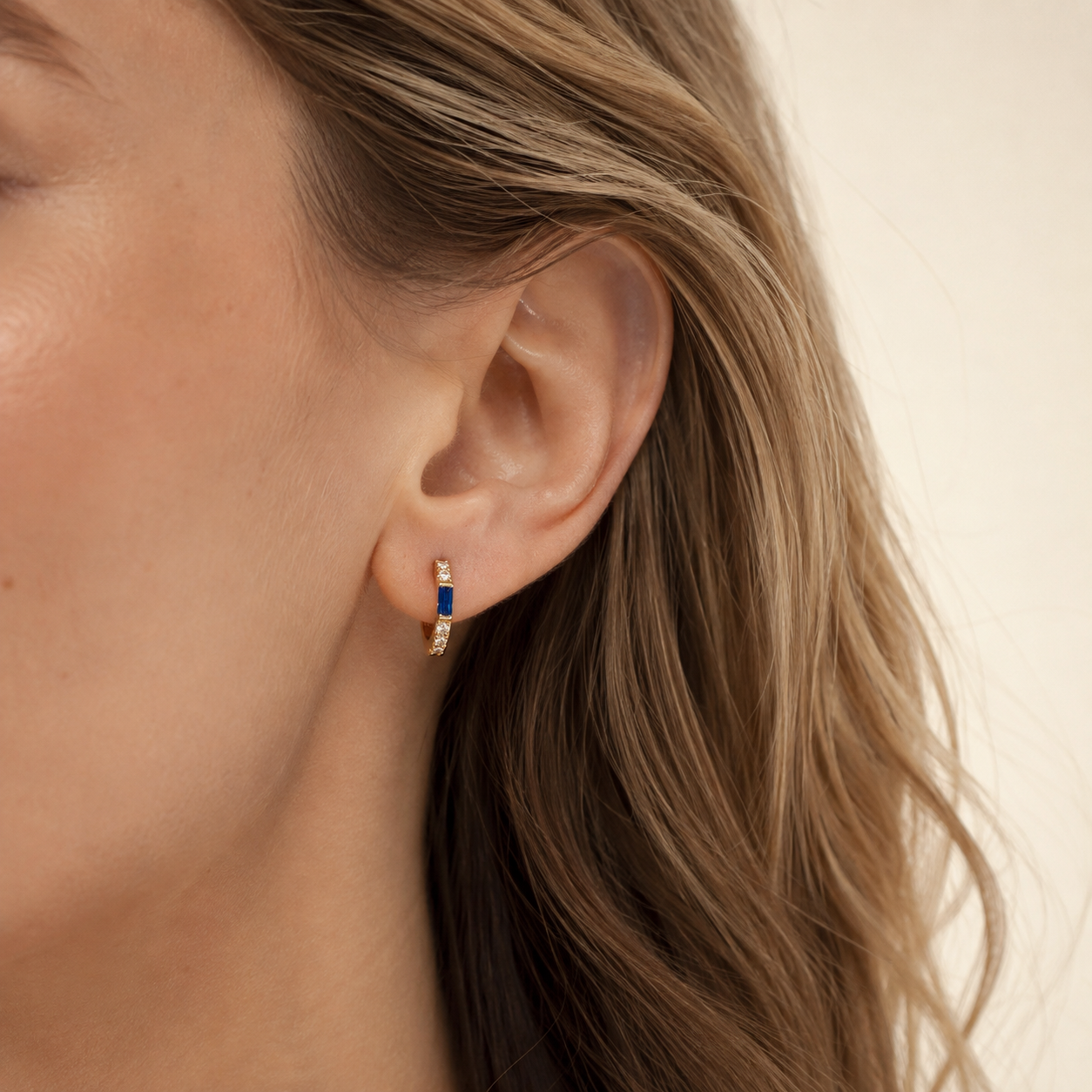 Boucles d'oreilles Huggie en baguette (Saphir bleu)
