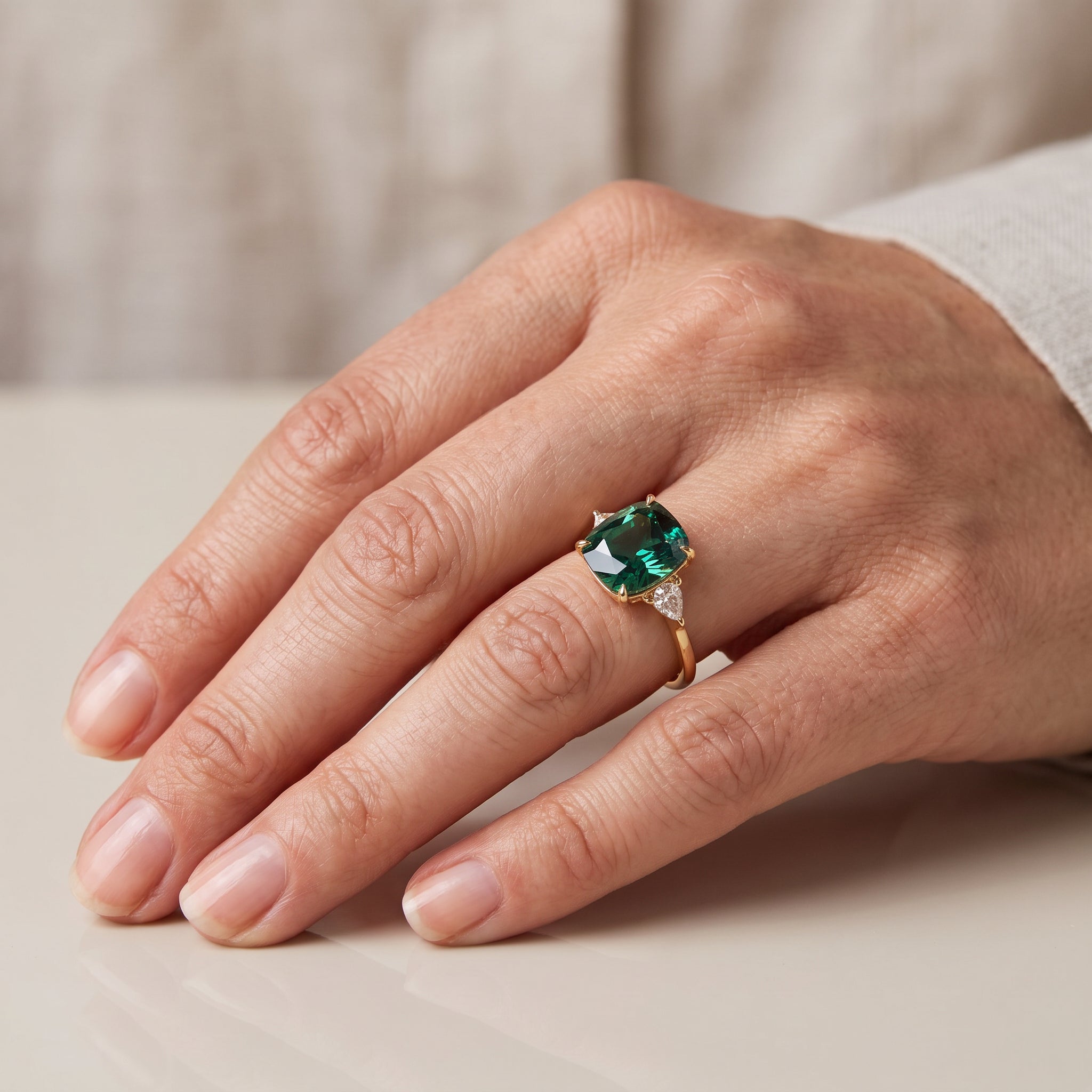 Aveline – Bague en émeraude carrée et élégante verte