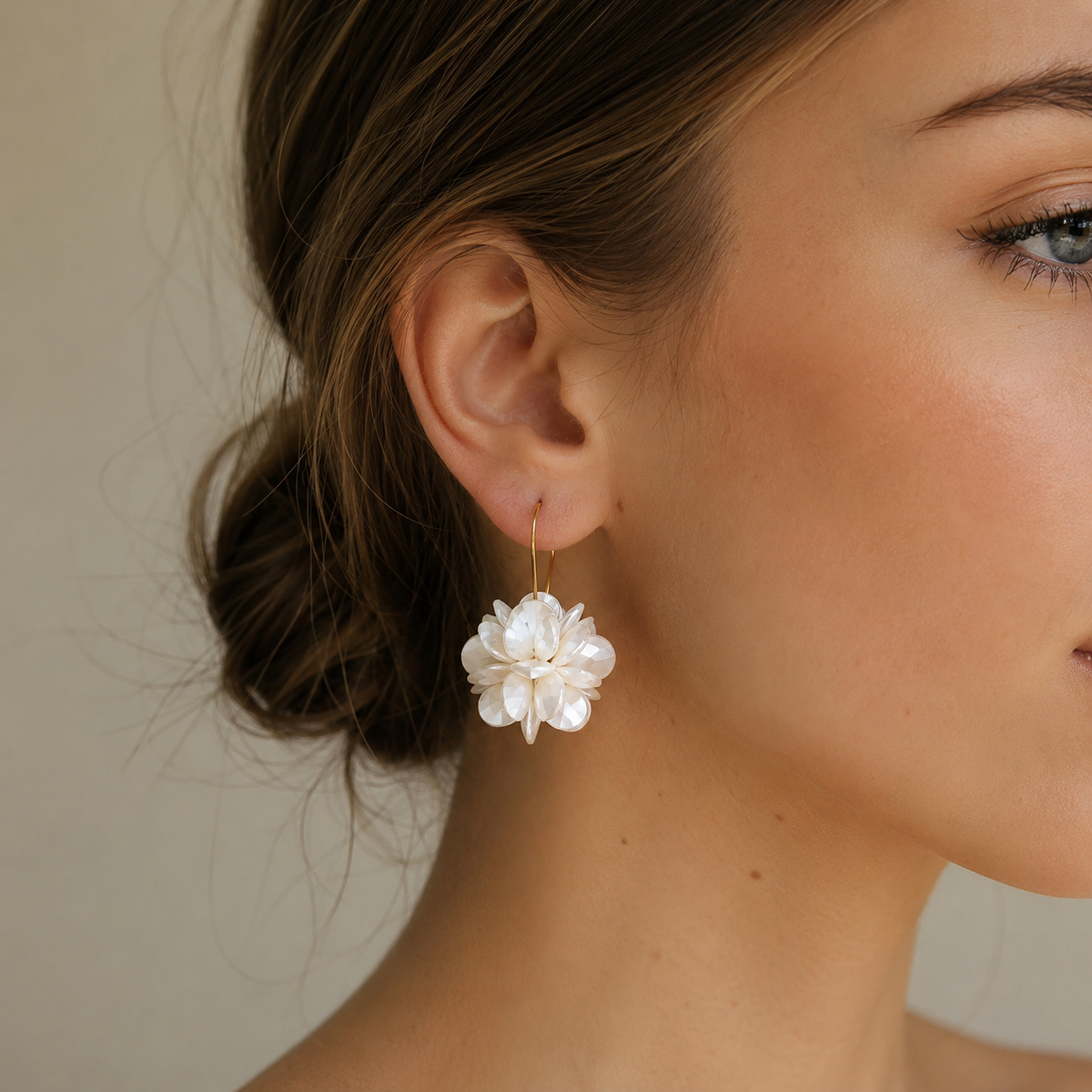 Florina – Boucles d'oreilles en fleurs blanches avec charme naturel